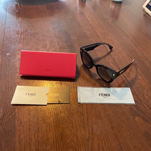 Fendi sunglasses - Picture 1 of 1